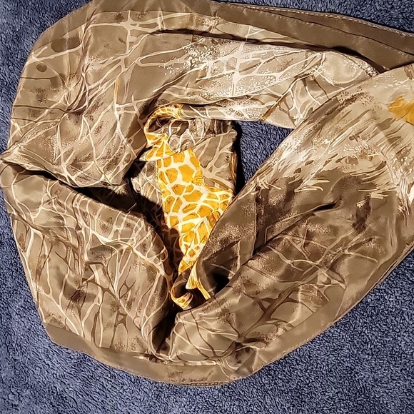 Ellen Tracy Scarf🌼 - Picture 5 of 5